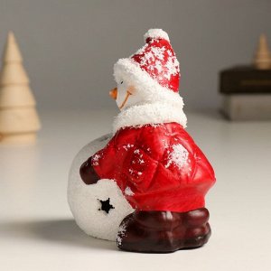Сувенир керамика свет "Снеговик в красном пуховике со снежным шаром" 10,8х8х13,7 см