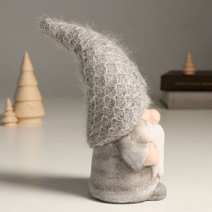 Сувенир керамика "Гном со снежинкой на колпаке, в сером" 9,7х8х16,2 см