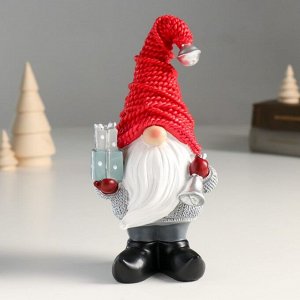 Сувенир полистоун "Дед Мороз в красном колпаке, с подарками и колокольчиком" 7х9х18 см