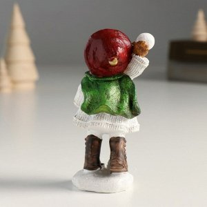Сувенир полистоун "Малыш/Малышка со снежком" красно-зелёный МИКС 4,5х5х10,3 см