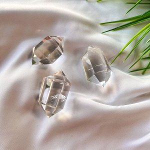 Кристалл двухконечный из Горного Хрусталя
