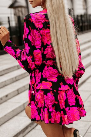 Черно-розовое короткое платье с запахом и цветочным принтом