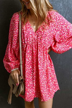 Розовое мини-платье с флористическим принтом и V-образным вырезом