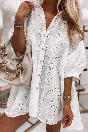 Белое короткое платье-рубашка из шитья с объемным коротким рукавом