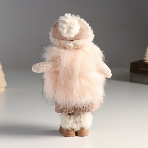 Кукла интерьерная "Малышка в меховом жилете и в шапке с помпоном" 27х9х12 см