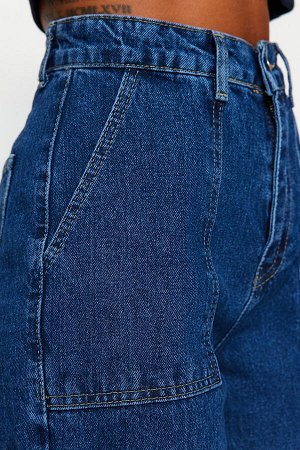 широкие джинсы с завышенной талией и детальными карманами