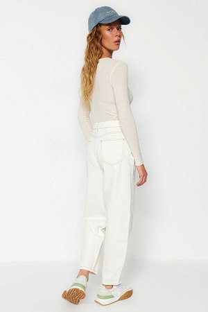 Белые джинсы с высокой талией