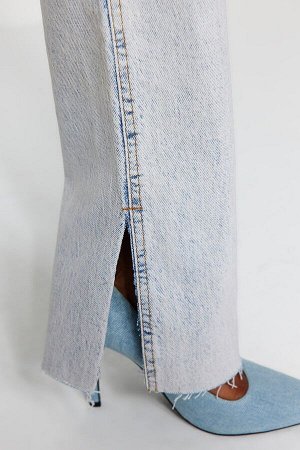 Синие джинсы-клеш с высокой талией и разрезом