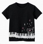Черная футболка с белой кисой и клавишами пианино