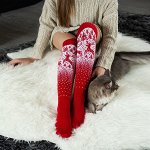 Женские красные гольфы с новогодним принтом