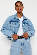 укороченная джинсовая куртка с кисточками