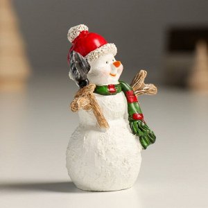 Сувенир полистоун "Снеговик в красной шапке, с лопатой" 5,5х3х7,5 см