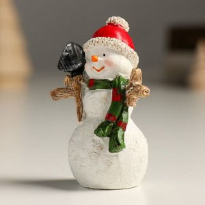 Сувенир полистоун "Снеговик в красной шапке, с лопатой" 5,5х3х7,5 см