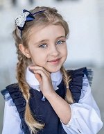 Стильный и удобный ободок, декорированный бантом из атласной и гипюровой ленты, серединка жемчужина со стразами.