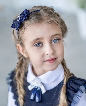 Стильный и удобный ободок, декорированный бантом из гипюровой ленты, серединка со стразами.