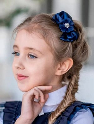 Стильный и удобный ободок, декорированный бантом из атласной и капроновой ленты, серединка жемчужина со стразами.
