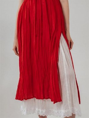 Платье Платье с двойной юбкой и эффектом жатой ткани - это стильное платье, которое добавляет оригинальности и объема вашему образу. Платье из льносодержащей ткани имеет две юбки, одна над другой. Вер