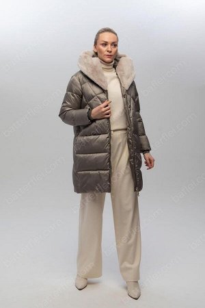 Пальто Пальто с объемным меховым капюшоном.
Пальто прямого кроя со спущенным рукавом, удобные карманы кенгуру на уровне талии способствует удобному проникновению в карман. Выполнено в комфортной длине