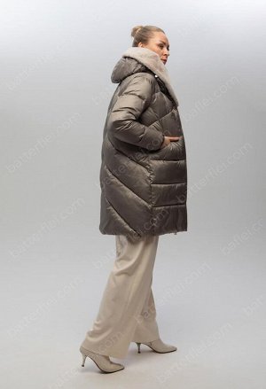 Пальто Пальто с объемным меховым капюшоном.
Пальто прямого кроя со спущенным рукавом, удобные карманы кенгуру на уровне талии способствует удобному проникновению в карман. Выполнено в комфортной длине