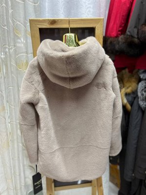 Куртка Шубка из эко меха с капюшоном, модель рубашка, 65 см
Размеры 42,44,46,48,50,52