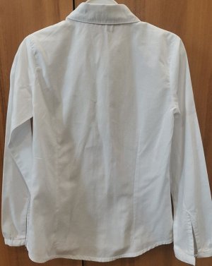 Белая школьная блузка на худышку