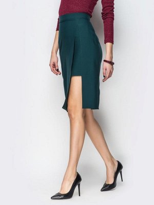Юбки Модная юбка сдержанного стиля с имитацией короткой юбки под низом. Застегивается на молнию и пуговицу. Замеры изделия в 44 размере: длина юбки - 64 см. На модели: Кофта 19126/1 Материал: Костюмна