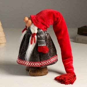 Кукла интерьерная "Бабусечка в длинном красном колпаке и сером платье" 25 см