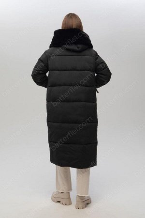 Пальто Удлиненное пальто со съемным капюшоном.
Длинное пальто прямого силуэта со съемным меховым капюшом. Модель комбинирована из тканей двух фактур: матовой и глянцевой. Объемный капюшон защитит Вас 