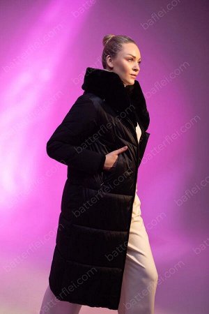 Пальто Удлиненное пальто со съемным капюшоном.
Длинное пальто прямого силуэта со съемным меховым капюшом. Модель комбинирована из тканей двух фактур: матовой и глянцевой. Объемный капюшон защитит Вас 
