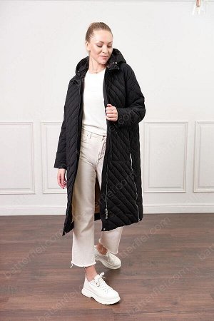 Пальто Удлинённое пальто с демисезонным наполнением.
Воротник-стойка, съемный капюшон , плотно прилегающие манжеты , прорезные карманы на молнии в рельефных швах , молнии в боковых швах , отлет по спи