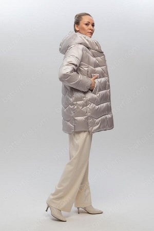 Пальто Куртка прямого силуэта с боковыми вставками. Куртка с фигурной стежкой из ткани с глянцевым блеском средней длины. Удобный воротник-стойка , съемный капюшон, манжет – резинка на рукавах , ветро