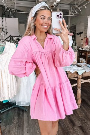 Розовое многоярусное платье-рубашка с V-образным вырезом