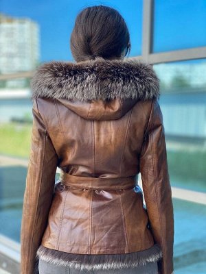 Куртка Куртка из эко кожи с натуральным мехом чернобурки
Длина 65 см
Размеры 42,44,46,48,50,52,54