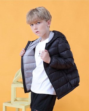 Детская демисезонная пуховая УЛЬТРАЛЕГКАЯ куртка с капюшоном и контрастным подкладом, цвет черный