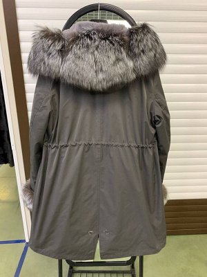 Куртка Парка с натуральным мехом 90 см
Утеплена мехом бобрика и синтепоновой подстёжкой 
Размеры 40,42,44,46,48,50
