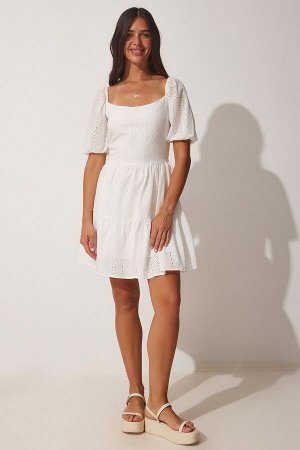 Женское белое летнее платье с воротником-кармен и фестонами DM00128