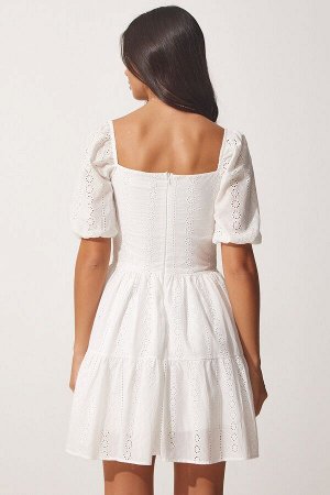 Женское белое летнее платье с воротником-кармен и фестонами DM00128