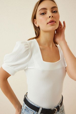 Женская белая трикотажная блузка с квадратным воротником и воздушными рукавами DD01051