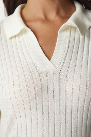 Женский свитер в рубчик из трикотажа с воротником поло цвета экрю BV00011