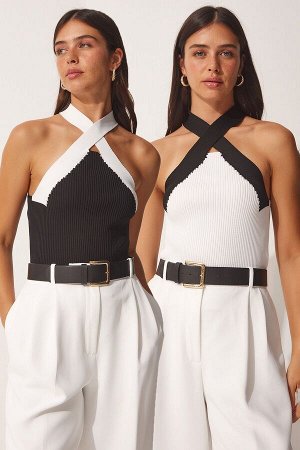 Женская черно-белая укороченная трикотажная блузка с бретелькой на шее US00915
