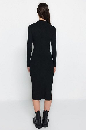 Платье Модель с глубоким разрезом в рубчик черного цвета.