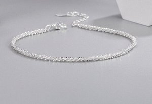 Сверкающий серебристый браслет на руку
