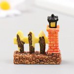 Фигурка для флорариума полистоун &quot;Забор с фонариком&quot; 4,4х4,7 см