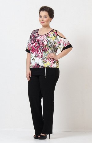 Розовый Эффектная блуза с рукавами средней длины, по плечам которых расположены оригинальные вырезы с тонкой черной окантовкой, сочетающиеся с горловиной модели. Фасон блузы довольно свободный, по низ