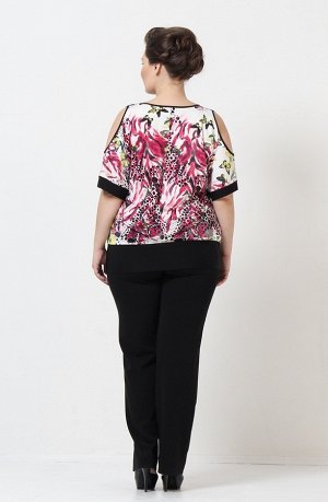 Розовый Эффектная блуза с рукавами средней длины, по плечам которых расположены оригинальные вырезы с тонкой черной окантовкой, сочетающиеся с горловиной модели. Фасон блузы довольно свободный, по низ