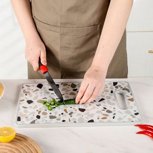 Пластиковая разделочная доска с ручкой для подвешивания на нарезки мяса, рыбы, овощей, фруктов / 29,5 x 19,5 x 1 см