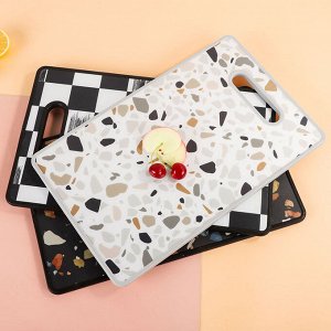 Пластиковая разделочная доска с ручкой для подвешивания на нарезки мяса, рыбы, овощей, фруктов / 29,5 x 19,5 x 1 см