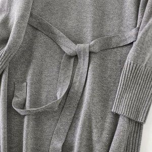Женское трикотажное платье с пуговицами от горловины, с поясом, цвет серый