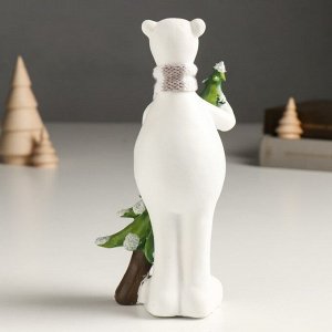 Сувенир полистоун "Белый медведь в шарфике несёт ёлочку" 8х5,5х19 см