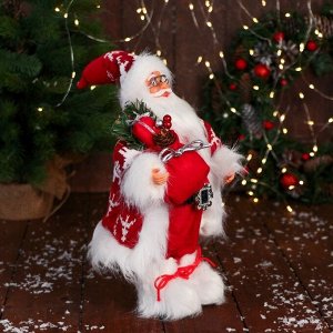 Дед Мороз "С коробками подарком и фонариком" 31 см, красный